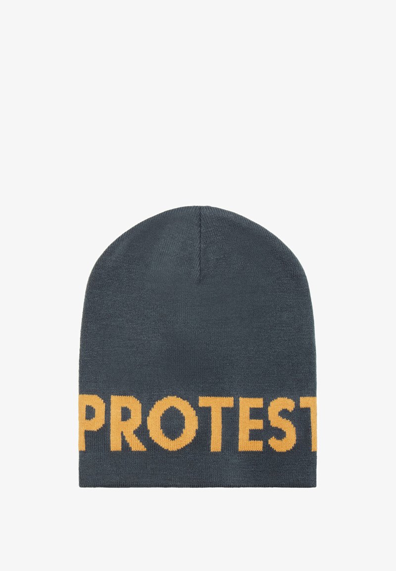 Berretto lavorato a maglia grigio con bold testo giallo che recita "PROTESTA". Il design è semplice con una vestibilità aderente e una texture liscia.