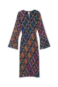 Rochie cu mâneci lungi, cu un model de diamante multicolore în nuanțe de albastru, portocaliu, mov și gri. Detaliu cu decolteu în formă de cheie pe spate, croială lejeră.