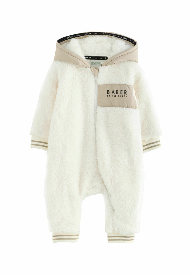 Witte teddy fleece onesie met beige accenten, ritsluiting en "BAKER" logo. Beschikt over ribgebreide manchetten en een gevoerde capuchon. Zacht, getextureerd materiaal.