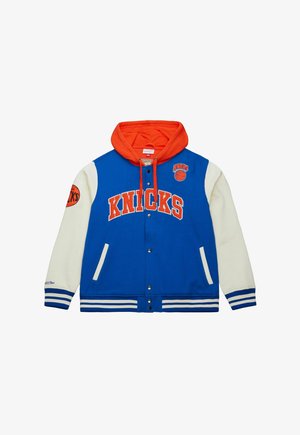 Blau- und cremefarbener College-Jacke mit einer orangen Kapuze. Verfügt über die Schriftzüge "KNICKS", ein Basketball-Logo sowie gestreifte Bündchen und Saum.