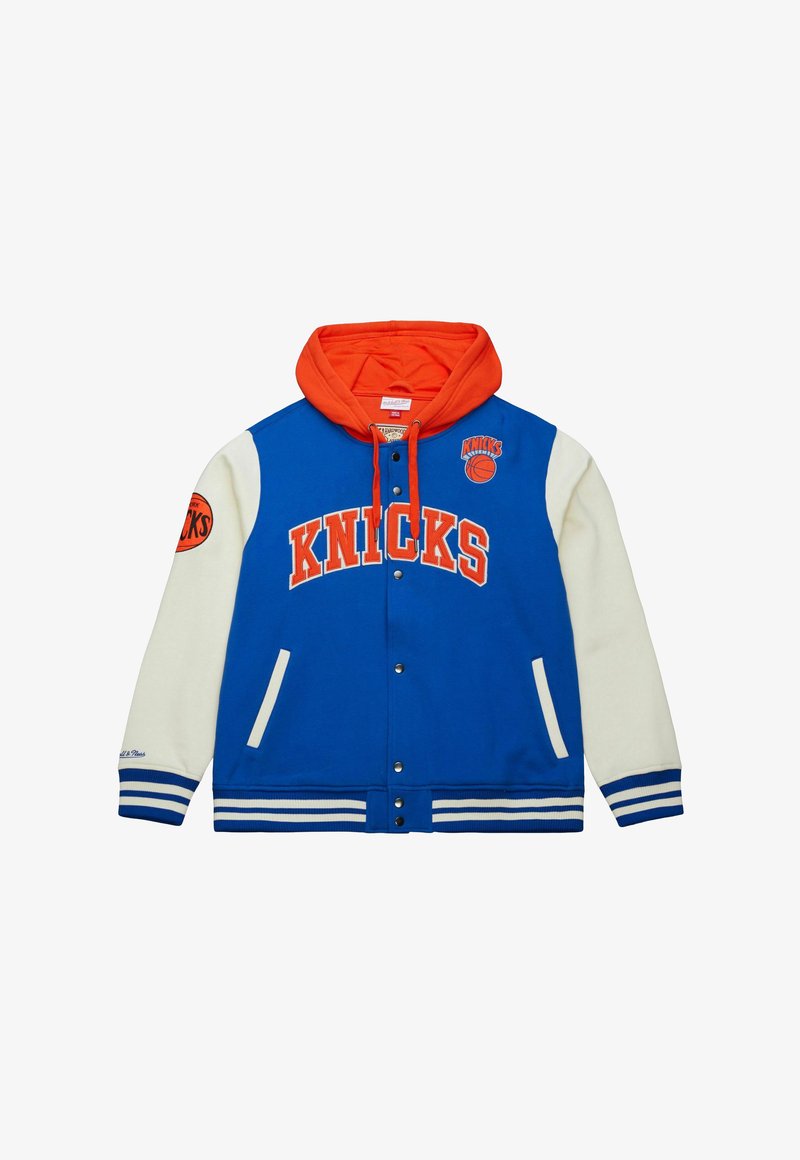 Veste varsity bleu et crème avec une capuche orange. Comprend l'inscription "KNICKS", un logo de basketball, et des poignets et un ourlet rayés.