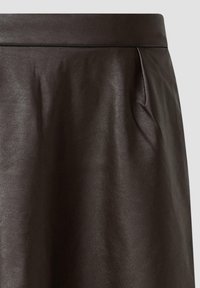 Bruine leren rok met een gladde textuur, voorzien van een hoge tailleband, subtiele plooien en een strakke, gestroomlijnde silhouet.