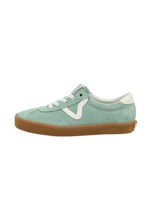 Zapatilla de ante verde claro con acentos en blanco, puntera redonda, cierre de cordones y suela de goma marrón. Presenta un diseño de logo en el lateral.