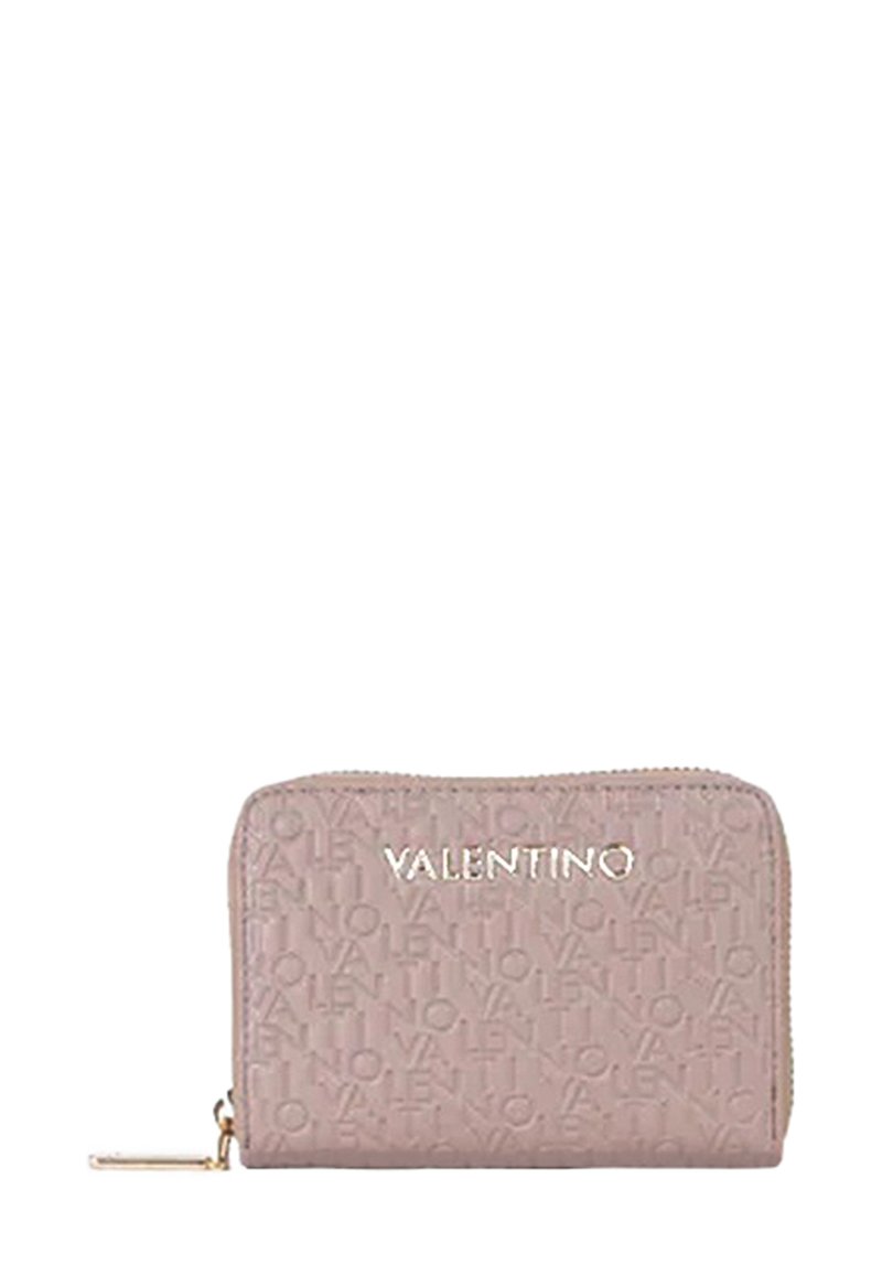 Portafoglio in pelle rosa con texture a logo impresso, chiusura a zip, accessori in metallo color oro e forma rettangolare.