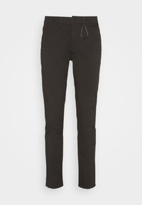 Pantalon slim noir pour homme avec passants de ceinture, fermeture par bouton et zip à l'avant, et un petit mousqueton sur le côté droit.