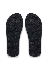 Μαύρα σανδάλια από καουτσούκ με υφή και σχέδιο στις σόλες που διαθέτουν κυκλικά καρφιά για επιπλέον πρόσφυση. Ο σχεδιασμός είναι ελαφρύς και εργονομικός για άνεση.