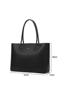 Sac fourre-tout noir en matériau synthétique lisse, avec des poignées allongées, mesurant 41 cm de largeur, 30 cm de hauteur et 15 cm de profondeur. Détail du logo doré.
