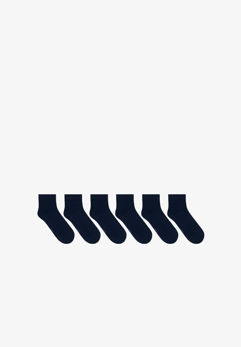 Granatowe bawełniane skarpetki, sięgające kostek, o gładkiej fakturze i ryflowanym wykończeniu; prezentowane w rzędzie sześciu.