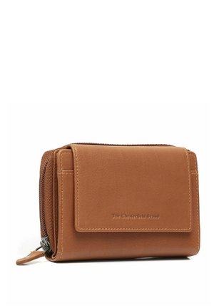 Bruine leren portemonnee met een voorflap en geperst "The Chesterfield Brand"-logo, met een ritssluitingvak aan de zijkant.