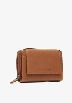 Portefeuille en cuir marron avec rabat avant et logo embossé "The Chesterfield Brand", avec un compartiment zippé sur le côté.