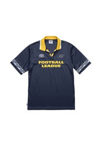 Tricou de fotbal de culoare albastru închis, confecționat dintr-un material sintetic, având un guler galben și litere, cu accente negre cu model pe mâneci.