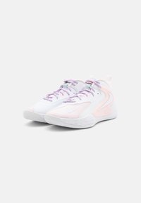 Hvide og pastelrosa højtop sneakers med struktureret mesh og glatte overflader, der har lilla snørebånd og en prikket gummisål.