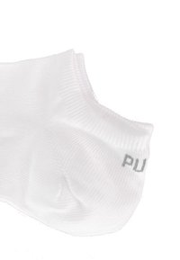 Weiße Knöchelsocke aus geripptem Material, mit glatter Textur und einem kleinen grauen Logo an der Seite. Abgerundeter oberer Rand.