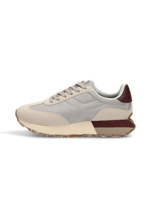 Zapatillas elaboradas con gamuza beige y cuero gris, que presentan un acento burdeos en el talón y una suela de goma texturizada para mayor agarre.