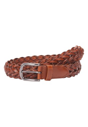 Ceinture en cuir marron tressé enroulée avec une boucle métallique argentée et une boucle en cuir fauve sur fond blanc.