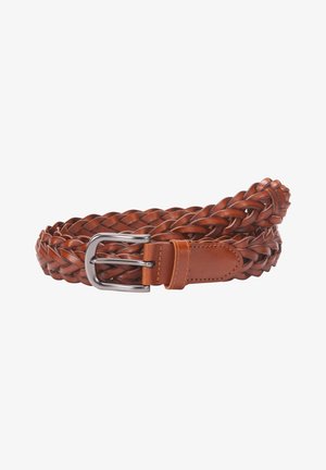 Ceinture en cuir marron tressé enroulée avec une boucle métallique argentée et une boucle en cuir fauve sur fond blanc.