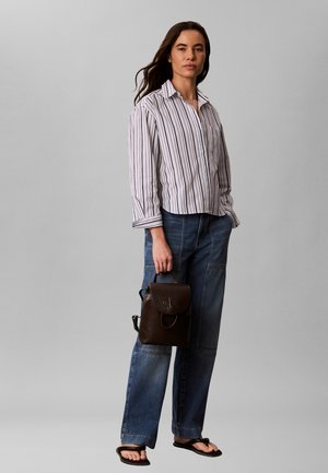 Calvin Klein, BOLD FLAP MINI - Sac à dos - dark brown