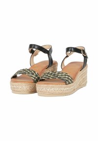 Sandali con tacco a zeppa in pelle nera, con cinturini intrecciati verde e oro, zeppa avvolta in juta e soletta color cuoio. Dettaglio con fibbia regolabile alla caviglia.
