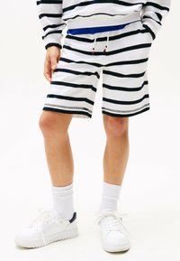 Tommy Hilfiger TEXTURED BRETON STRIPE - Pantalones deportivos - white navy breton stripe