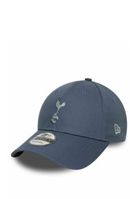 Blauer Baseballcap mit einer abgerundeten Krone und gebogenem Schirm. Auf der Vorderseite befindet sich ein weißes, gesticktes Logo eines Hahns, der einen Ball hält.