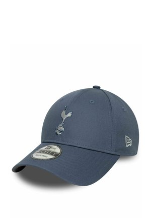Cappellino da baseball blu con coppa tondeggiante e visiera curva. Presenta un logo ricamato bianco di un gallo che tiene una palla sul davanti.