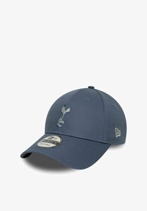 Blauer Baseballcap mit einer abgerundeten Krone und gebogenem Schirm. Auf der Vorderseite befindet sich ein weißes, gesticktes Logo eines Hahns, der einen Ball hält.