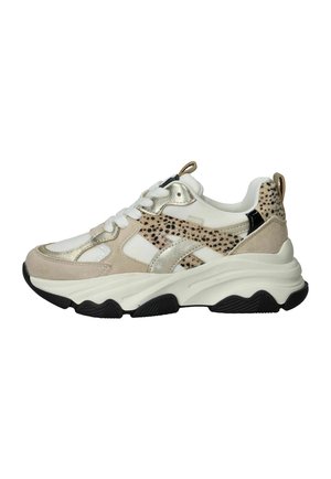 Stevige sneaker met witte, beige, metallic gouden en gevlekte dierenprint accenten, witte veters en dikke zwart-witte zool.