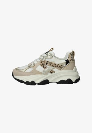 Stevige sneaker met witte, beige, metallic gouden en gevlekte dierenprint accenten, witte veters en dikke zwart-witte zool.