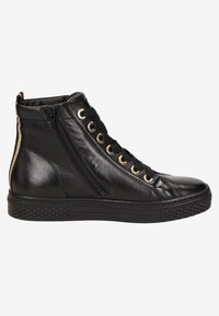 Baskets montantes en cuir noir avec fermeture éclair latérale, lacets noirs passant par des œillets dorés, semelle texturée et languette de tirage rayée or au talon.