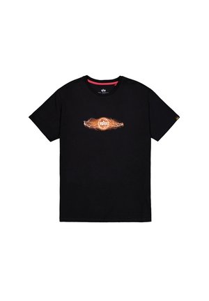 Sort kortærmet t-shirt lavet af bomuld, med et centralt orange grafisk design, der har lynmotiver og et cirkulært logo.