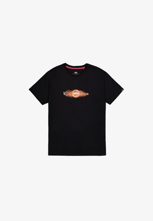 Sort kortærmet t-shirt lavet af bomuld, med et centralt orange grafisk design, der har lynmotiver og et cirkulært logo.