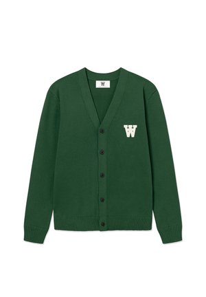 Cardigan boutonné vert à manches longues avec un logo blanc "W" sur la poitrine gauche, poignets et ourlet côtelés, fond uni.