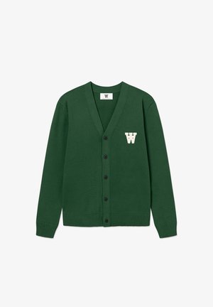 Cardigan boutonné vert à manches longues avec un logo blanc "W" sur la poitrine gauche, poignets et ourlet côtelés, fond uni.