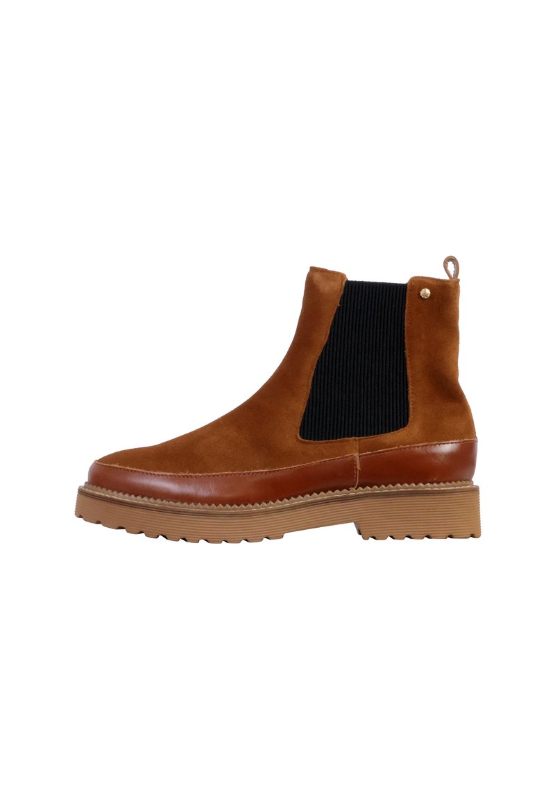 Bota Chelsea de ante marrón con panel lateral elástico negro, suela de goma marrón claro y detalles de cuero, vista desde el lado exterior.
