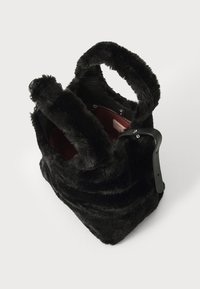Geantă din faux fur neagră cu mânere scurte și rotunde. Interiorul este căptușit cu țesătură roșie, având un închizător cu fermoar și un accent texturat negru.
