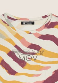 T-shirt a maniche corte in crema con motivi a onde gialli, rosa e borgogna. Presenta un collo rotondo e la scritta "FREDDY MOV" stampata in grigio.