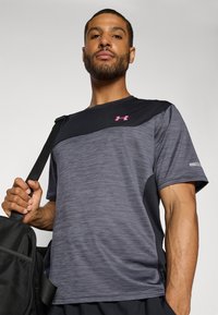 Under Armour UTILITY - Športne majice - black/super pink