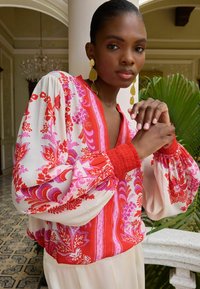 Love & Roses V NECK REGULAR FIT - Bluza - red paisley