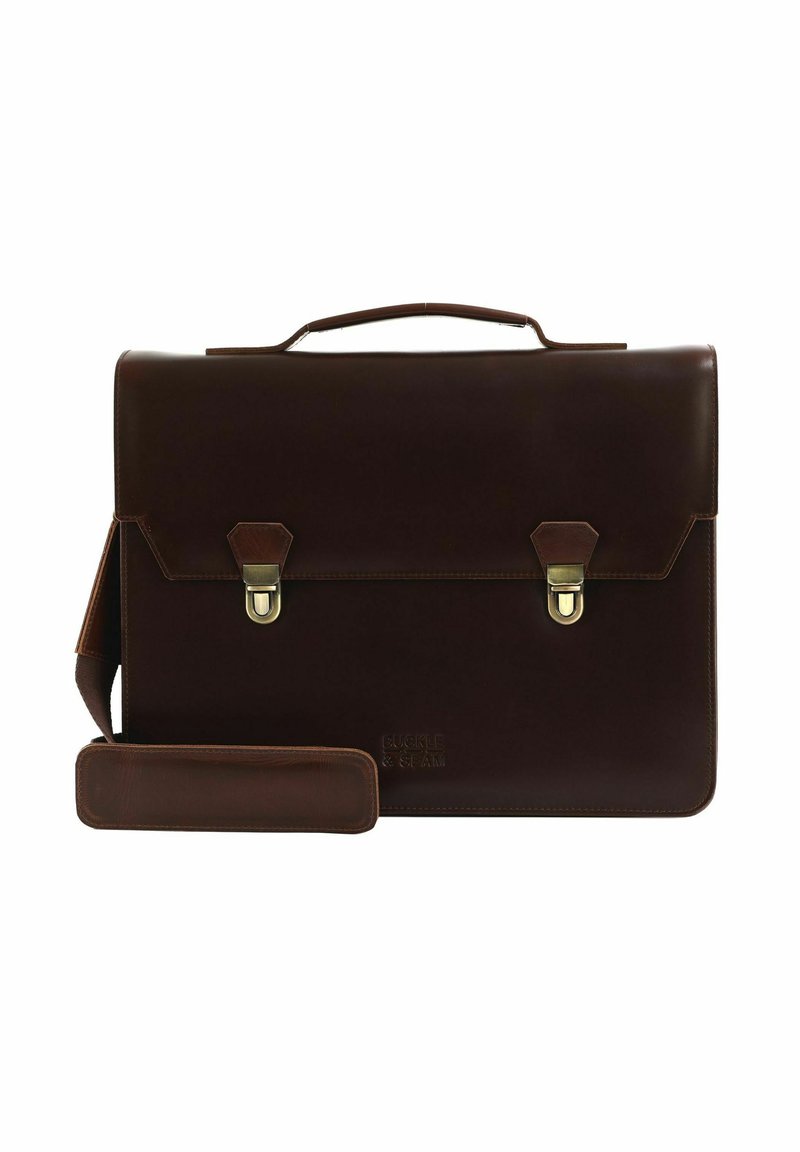 Braune Lederaktentasche mit einem oberen Griff, zwei Verschlüssen und einem abnehmbaren Schultergurt, mit geprägtem Branding auf der Vorderseite.