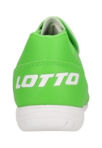 Vihreät synteettiset urheilukengät valkoisella kumipohjalla, joissa on huomattava "LOTTO"-logo kannassa ja sileä pinta.