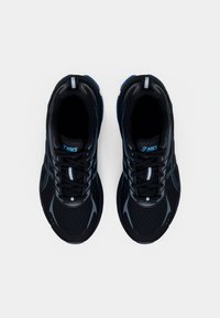 Scarpe da ginnastica nere con superficie texturizzata, dettagli blu e design in rete. Dotate di chiusura con lacci e collo imbottito.