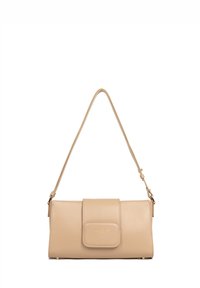 Borsa a tracolla in pelle beige con forma rettangolare, pattina pieghevole e una singola tracolla. Presenta hardware color oro e cuciture minime.