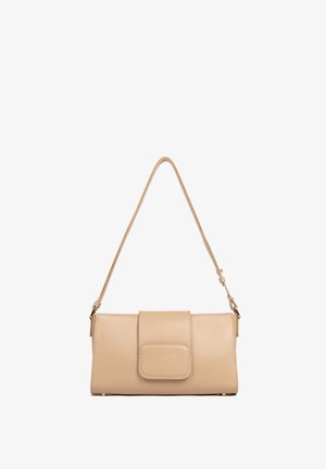 Borsa a tracolla in pelle beige con forma rettangolare, pattina pieghevole e una singola tracolla. Presenta hardware color oro e cuciture minime.