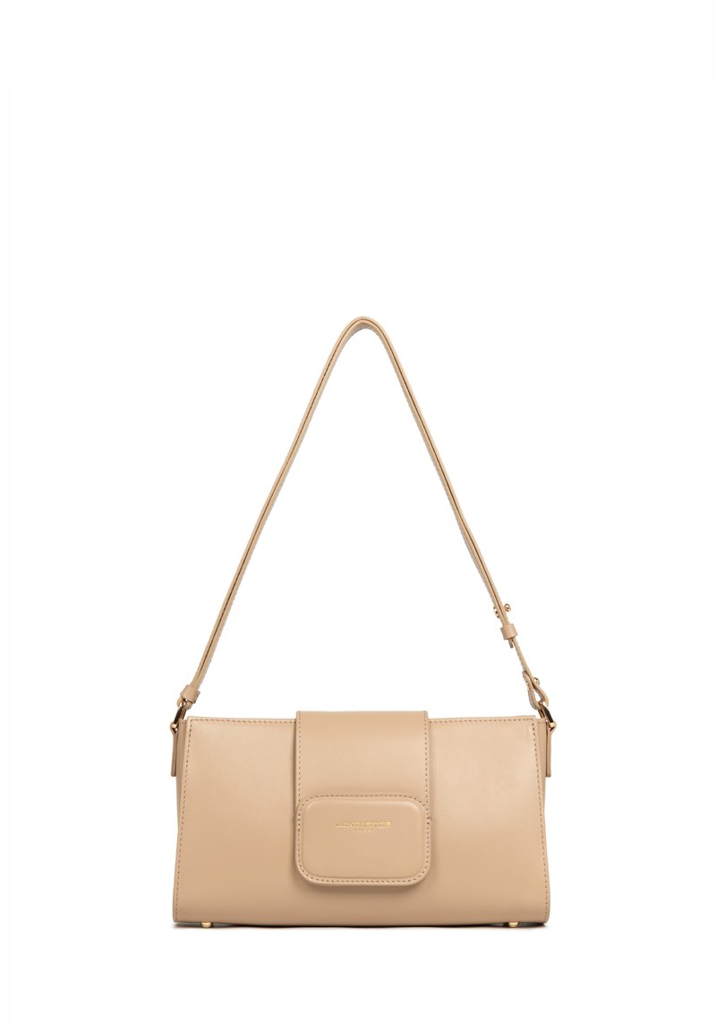 Borsa a tracolla in pelle beige con forma rettangolare, pattina pieghevole e una singola tracolla. Presenta hardware color oro e cuciture minime.