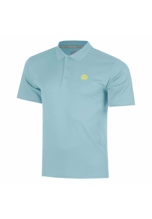 Lichtblauw poloshirt met korte mouwen, drie knopen en een klein geel rond logo op de linkerbust.
