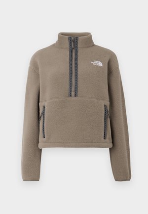 Bruin fleece pullover met halve rits, hoge kraag, voorzak en contrasterende getextureerde ritsen. Logo op de bovenste linkerborst.