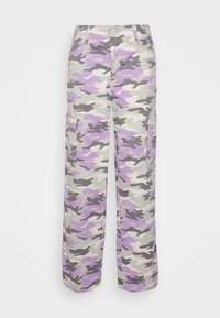 Pantalons cargo avec un motif camouflage gris, blanc et violet, fermeture à bouton, passants de ceinture et poches à rabat sur les cuisses et les hanches.