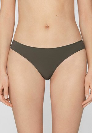 Slip bikini verde oliva realizzato in tessuto liscio, caratterizzato da un design a vita bassa e cuciture minime. Adatto per costumi da bagno.