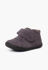 Botín de ante morado con una correa de velcro, puntera redondeada y suela de goma negra texturizada. Diseño simple con detalles de costura.