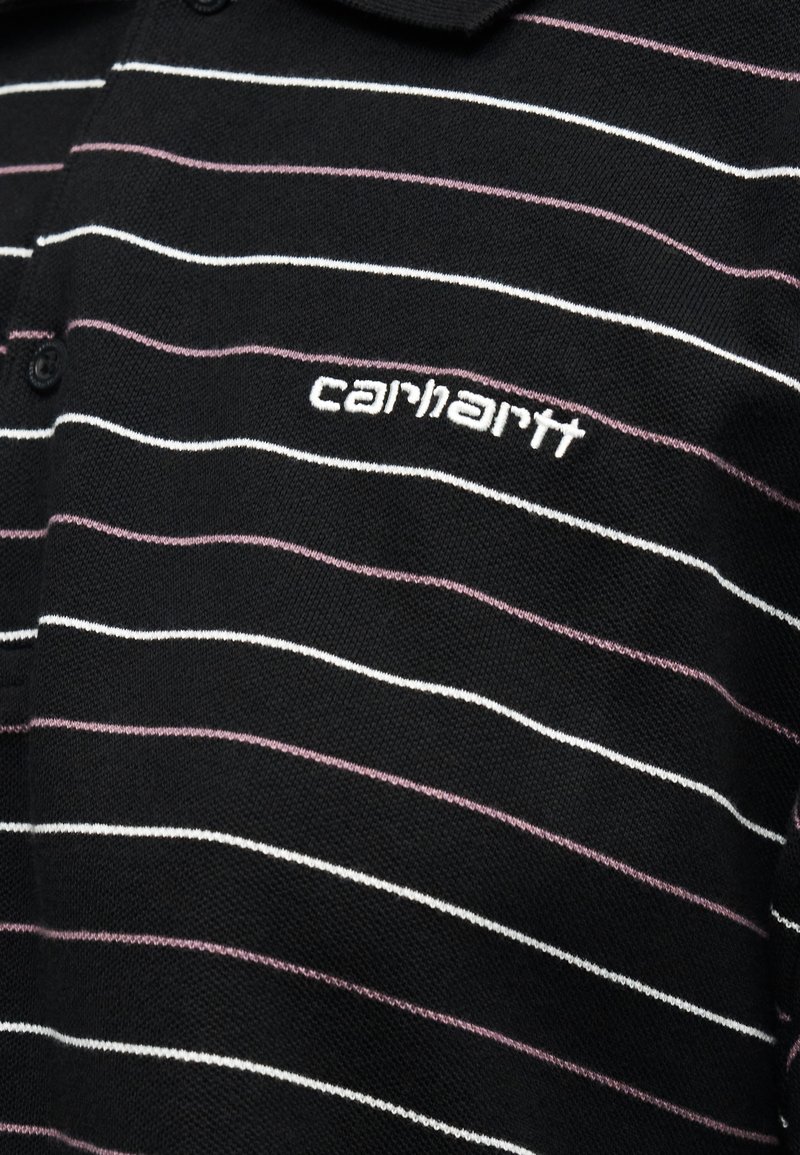 Zwart poloshirt met witte en roze horizontale strepen en een wit Carhartt-logo geborduurd op de borst.